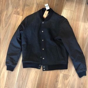 Men’s black bomber jacket